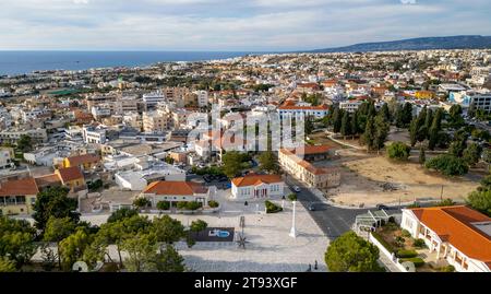 Vue aérienne par drone de Kennedy Square et du vieux centre-ville de Paphos, Paphos, République de Chypre. Banque D'Images