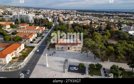 Vue aérienne par drone de la mairie de Paphos, place du 28 octobre, Paphos, République de Chypre. Banque D'Images