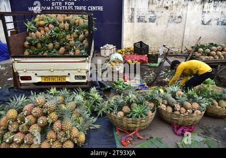 Guwahati, Guwahati, Inde. 22 novembre 2023. Pommes de pin aux fruits de saison keept à vendre dans un marché quotidien à Guwahati Assam Inde le mercredi 22 novembre 2023 (image de crédit : © Dasarath Deka/ZUMA Press Wire) À USAGE ÉDITORIAL SEULEMENT! Non destiné à UN USAGE commercial ! Banque D'Images