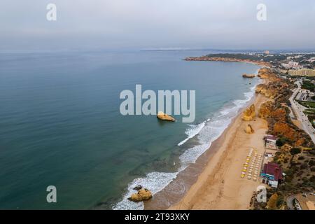 Vue aérienne drone de Portimao Skyline et la plage de la ville de Praia da Rocha , Algarve, Portugal Banque D'Images