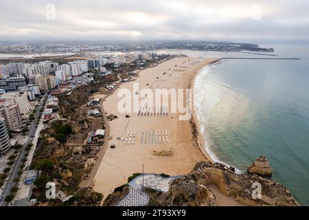 Vue aérienne drone de Portimao Skyline et la plage de la ville de Praia da Rocha , Algarve, Portugal Banque D'Images