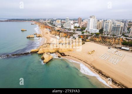 Vue aérienne drone de Portimao Skyline et la plage de la ville de Praia da Rocha , Algarve, Portugal Banque D'Images