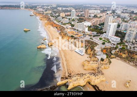 Vue aérienne drone de Portimao Skyline et la plage de la ville de Praia da Rocha , Algarve, Portugal Banque D'Images