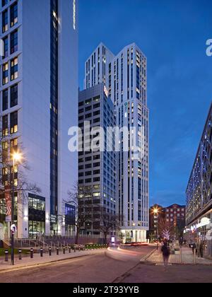 Nouveau logement étudiant en contexte au crépuscule. Altus House, Leeds, Royaume-Uni. Architecte : O'Connell East Architects, 2022. Banque D'Images