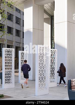 Entrée dans la rue du bâtiment. Altus House, Leeds, Royaume-Uni. Architecte : O'Connell East Architects, 2022. Banque D'Images