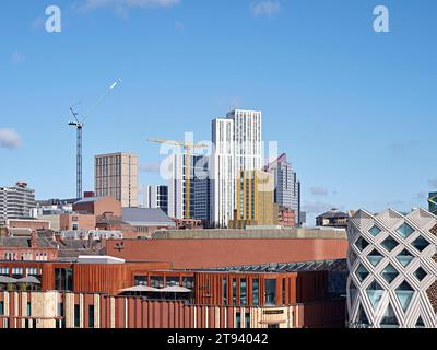 Gratte-ciel urbain avec gratte-ciel. Altus House, Leeds, Royaume-Uni. Architecte : O'Connell East Architects, 2022. Banque D'Images