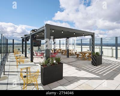 Terrasse sur le toit. Altus House, Leeds, Royaume-Uni. Architecte : O'Connell East Architects, 2022. Banque D'Images