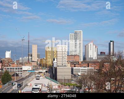 Vue sur la ville avec tour. Altus House, Leeds, Royaume-Uni. Architecte : O'Connell East Architects, 2022. Banque D'Images