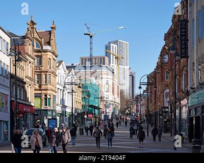 Vue sur la ville avec tour. Altus House, Leeds, Royaume-Uni. Architecte : O'Connell East Architects, 2022. Banque D'Images