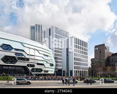 Gratte-ciel en contexte urbain. Altus House, Leeds, Royaume-Uni. Architecte : O'Connell East Architects, 2022. Banque D'Images