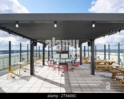 Terrasse sur le toit. Altus House, Leeds, Royaume-Uni. Architecte : O'Connell East Architects, 2022. Banque D'Images