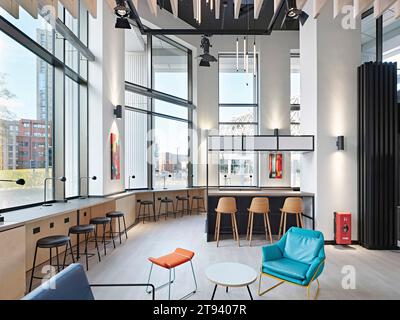 Espace de travail informel et salon. Altus House, Leeds, Royaume-Uni. Architecte : O'Connell East Architects, 2022. Banque D'Images