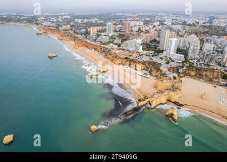 Vue aérienne drone de Portimao Skyline et la plage de la ville de Praia da Rocha , Algarve, Portugal Banque D'Images