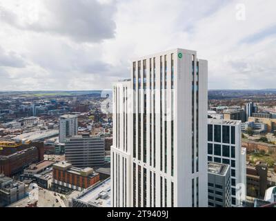 Vue plongeante sur la ville et les gratte-ciel. Altus House, Leeds, Royaume-Uni. Architecte : O'Connell East Architects, 2022. Banque D'Images