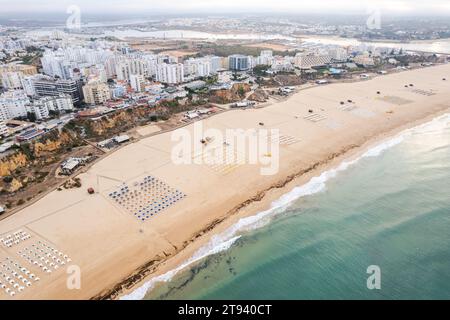 Vue aérienne drone de Portimao Skyline et la plage de la ville de Praia da Rocha , Algarve, Portugal Banque D'Images