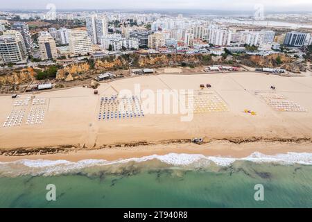 Vue aérienne drone de Portimao Skyline et la plage de la ville de Praia da Rocha , Algarve, Portugal Banque D'Images