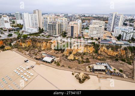 Vue aérienne drone de Portimao Skyline et la plage de la ville de Praia da Rocha , Algarve, Portugal Banque D'Images