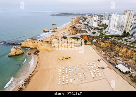 Vue aérienne drone de Portimao Skyline et la plage de la ville de Praia da Rocha , Algarve, Portugal Banque D'Images