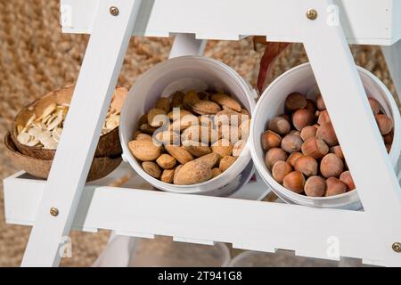 Garde-manger maison d'automne et d'hiver avec des noix. Étagères avec épicerie, amandes, noisettes et graines de citrouille. Concept d'alimentation saine et réutilisation des ressources. Banque D'Images