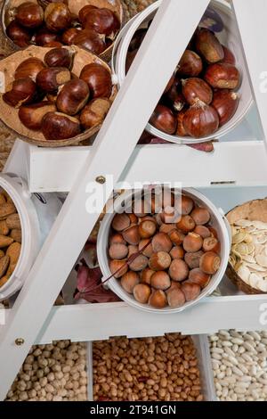 Garde-manger automne / hiver maison avec des légumineuses et des noix. Étagère avec haricots, pois chiches, amandes, noisettes, châtaignes et graines de citrouille. Banque D'Images