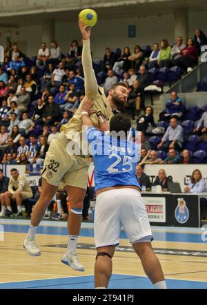 Porto, 19/11/2023 - Futebol Clube do Porto a accueilli le football Club «OS Belenenses» cet après-midi, à la Pavilhão Dragão Arena, dans un match comptant pour la 12e manche du Championnat National de Handball - 2023/2024. Nikolaj Laeso ; Diogo Domingos. (José Carmo / Global Imagens) Banque D'Images