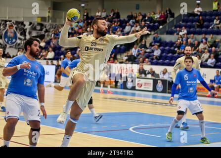 Porto, 19/11/2023 - Futebol Clube do Porto a accueilli le football Club «OS Belenenses» cet après-midi, à la Pavilhão Dragão Arena, dans un match comptant pour la 12e manche du Championnat National de Handball - 2023/2024. Nikolaj Laeso ; Diogo Domingos. (José Carmo / Global Imagens) Banque D'Images