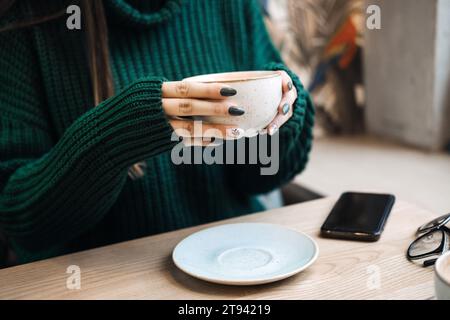 Amis Digital Detox. Deux amis profitent d'une conversation en face à face avec un café dans un café, une détox numérique en s'engageant dans une interaction personnelle sans Banque D'Images