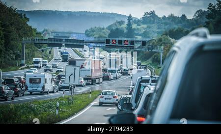 Stau auf der Autobahn Symbolbild für Stau, Wochenendverkehr, Urlaubsverkehr, Verkehrsstockung, Verkehrskollaps, Verkehrshindernis, Wochenendstau, Reiseverkehr am Wochenende, A7, A3, A2, A9, Wochenendreisewelle, A1, Wochenendaufkommen im Verkehr, Ferienverkehr, Verkehrsaufkommen während der Ferienzeit, Verkehrsbelastung während der Urlaubszeit, Verkehrswelle in den Ferien, Unfallgasse, Rettungsgasse, Notfallgasse, Gassenbildung, Bildung einer Rettungsgasse, Notfallspur, Baustellen Autobahn, Straßenbaustelle, Verkehrsbauarbeiten, Bauarbeiten auf der Autobahn, Baustellenverkehr, Verkehrseinschrän Banque D'Images