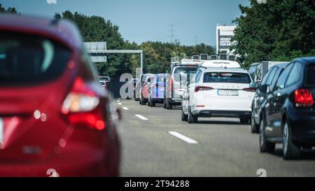 Stau auf der Autobahn Symbolbild für Stau, Wochenendverkehr, Urlaubsverkehr, Verkehrsstockung, Verkehrskollaps, Verkehrshindernis, Wochenendstau, Reiseverkehr am Wochenende, A7, A3, A2, A9, Wochenendreisewelle, A1, Wochenendaufkommen im Verkehr, Ferienverkehr, Verkehrsaufkommen während der Ferienzeit, Verkehrsbelastung während der Urlaubszeit, Verkehrswelle in den Ferien, Unfallgasse, Rettungsgasse, Notfallgasse, Gassenbildung, Bildung einer Rettungsgasse, Notfallspur, Baustellen Autobahn, Straßenbaustelle, Verkehrsbauarbeiten, Bauarbeiten auf der Autobahn, Baustellenverkehr, Verkehrseinschrän Banque D'Images