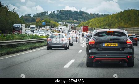 Stau auf der Autobahn Symbolbild für Stau, Wochenendverkehr, Urlaubsverkehr, Verkehrsstockung, Verkehrskollaps, Verkehrshindernis, Wochenendstau, Reiseverkehr am Wochenende, A7, A3, A2, A9, Wochenendreisewelle, A1, Wochenendaufkommen im Verkehr, Ferienverkehr, Verkehrsaufkommen während der Ferienzeit, Verkehrsbelastung während der Urlaubszeit, Verkehrswelle in den Ferien, Unfallgasse, Rettungsgasse, Notfallgasse, Gassenbildung, Bildung einer Rettungsgasse, Notfallspur, Baustellen Autobahn, Straßenbaustelle, Verkehrsbauarbeiten, Bauarbeiten auf der Autobahn, Baustellenverkehr, Verkehrseinschrän Banque D'Images