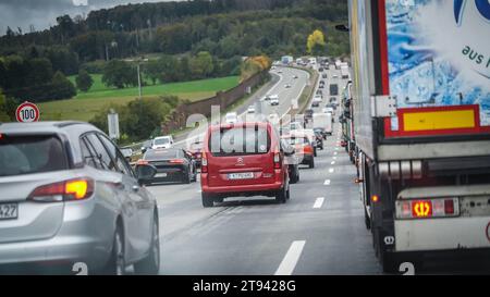 Stau auf der Autobahn Symbolbild für Stau, Wochenendverkehr, Urlaubsverkehr, Verkehrsstockung, Verkehrskollaps, Verkehrshindernis, Wochenendstau, Reiseverkehr am Wochenende, A7, A3, A2, A9, Wochenendreisewelle, A1, Wochenendaufkommen im Verkehr, Ferienverkehr, Verkehrsaufkommen während der Ferienzeit, Verkehrsbelastung während der Urlaubszeit, Verkehrswelle in den Ferien, Unfallgasse, Rettungsgasse, Notfallgasse, Gassenbildung, Bildung einer Rettungsgasse, Notfallspur, Baustellen Autobahn, Straßenbaustelle, Verkehrsbauarbeiten, Bauarbeiten auf der Autobahn, Baustellenverkehr, Verkehrseinschrän Banque D'Images