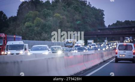 Stau auf der Autobahn Symbolbild für Stau, Wochenendverkehr, Urlaubsverkehr, Verkehrsstockung, Verkehrskollaps, Verkehrshindernis, Wochenendstau, Reiseverkehr am Wochenende, A7, A3, A2, A9, Wochenendreisewelle, A1, Wochenendaufkommen im Verkehr, Ferienverkehr, Verkehrsaufkommen während der Ferienzeit, Verkehrsbelastung während der Urlaubszeit, Verkehrswelle in den Ferien, Unfallgasse, Rettungsgasse, Notfallgasse, Gassenbildung, Bildung einer Rettungsgasse, Notfallspur, Baustellen Autobahn, Straßenbaustelle, Verkehrsbauarbeiten, Bauarbeiten auf der Autobahn, Baustellenverkehr, Verkehrseinschrän Banque D'Images