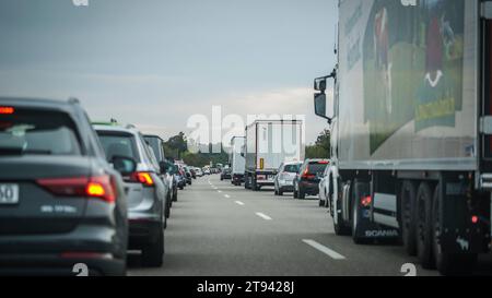 Stau auf der Autobahn Symbolbild für Stau, Wochenendverkehr, Urlaubsverkehr, Verkehrsstockung, Verkehrskollaps, Verkehrshindernis, Wochenendstau, Reiseverkehr am Wochenende, A7, A3, A2, A9, Wochenendreisewelle, A1, Wochenendaufkommen im Verkehr, Ferienverkehr, Verkehrsaufkommen während der Ferienzeit, Verkehrsbelastung während der Urlaubszeit, Verkehrswelle in den Ferien, Unfallgasse, Rettungsgasse, Notfallgasse, Gassenbildung, Bildung einer Rettungsgasse, Notfallspur, Baustellen Autobahn, Straßenbaustelle, Verkehrsbauarbeiten, Bauarbeiten auf der Autobahn, Baustellenverkehr, Verkehrseinschrän Banque D'Images