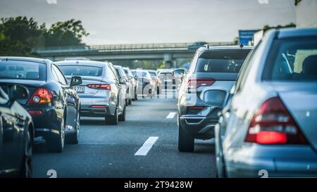 Stau auf der Autobahn Symbolbild für Stau, Wochenendverkehr, Urlaubsverkehr, Verkehrsstockung, Verkehrskollaps, Verkehrshindernis, Wochenendstau, Reiseverkehr am Wochenende, A7, A3, A2, A9, Wochenendreisewelle, A1, Wochenendaufkommen im Verkehr, Ferienverkehr, Verkehrsaufkommen während der Ferienzeit, Verkehrsbelastung während der Urlaubszeit, Verkehrswelle in den Ferien, Unfallgasse, Rettungsgasse, Notfallgasse, Gassenbildung, Bildung einer Rettungsgasse, Notfallspur, Baustellen Autobahn, Straßenbaustelle, Verkehrsbauarbeiten, Bauarbeiten auf der Autobahn, Baustellenverkehr, Verkehrseinschrän Banque D'Images