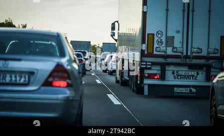 Stau auf der Autobahn Symbolbild für Stau, Wochenendverkehr, Urlaubsverkehr, Verkehrsstockung, Verkehrskollaps, Verkehrshindernis, Wochenendstau, Reiseverkehr am Wochenende, A7, A3, A2, A9, Wochenendreisewelle, A1, Wochenendaufkommen im Verkehr, Ferienverkehr, Verkehrsaufkommen während der Ferienzeit, Verkehrsbelastung während der Urlaubszeit, Verkehrswelle in den Ferien, Unfallgasse, Rettungsgasse, Notfallgasse, Gassenbildung, Bildung einer Rettungsgasse, Notfallspur, Baustellen Autobahn, Straßenbaustelle, Verkehrsbauarbeiten, Bauarbeiten auf der Autobahn, Baustellenverkehr, Verkehrseinschrän Banque D'Images