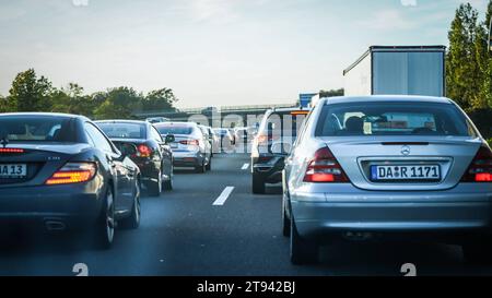 Stau auf der Autobahn Symbolbild für Stau, Wochenendverkehr, Urlaubsverkehr, Verkehrsstockung, Verkehrskollaps, Verkehrshindernis, Wochenendstau, Reiseverkehr am Wochenende, A7, A3, A2, A9, Wochenendreisewelle, A1, Wochenendaufkommen im Verkehr, Ferienverkehr, Verkehrsaufkommen während der Ferienzeit, Verkehrsbelastung während der Urlaubszeit, Verkehrswelle in den Ferien, Unfallgasse, Rettungsgasse, Notfallgasse, Gassenbildung, Bildung einer Rettungsgasse, Notfallspur, Baustellen Autobahn, Straßenbaustelle, Verkehrsbauarbeiten, Bauarbeiten auf der Autobahn, Baustellenverkehr, Verkehrseinschrän Banque D'Images