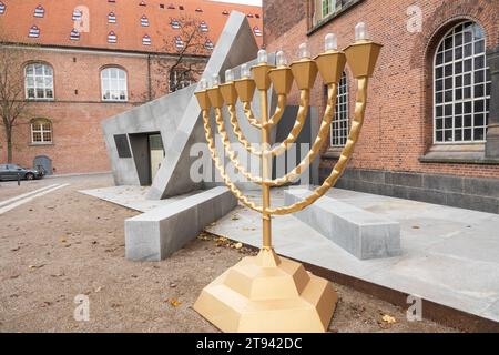 Temple Menorah près de l'entrée du Musée juif danois à Copenhague vu du jardin de la Bibliothèque royale danoise. L'architecte est Daniel Libeskind. Banque D'Images