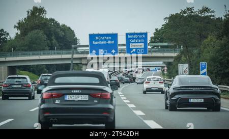 Stau auf der Autobahn Symbolbild für Stau, Wochenendverkehr, Urlaubsverkehr, Verkehrsstockung, Verkehrskollaps, Verkehrshindernis, Wochenendstau, Reiseverkehr am Wochenende, A7, A3, A2, A9, Wochenendreisewelle, A1, Wochenendaufkommen im Verkehr, Ferienverkehr, Verkehrsaufkommen während der Ferienzeit, Verkehrsbelastung während der Urlaubszeit, Verkehrswelle in den Ferien, Unfallgasse, Rettungsgasse, Notfallgasse, Gassenbildung, Bildung einer Rettungsgasse, Notfallspur, Baustellen Autobahn, Straßenbaustelle, Verkehrsbauarbeiten, Bauarbeiten auf der Autobahn, Baustellenverkehr, Verkehrseinschrän Banque D'Images