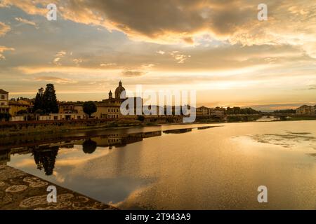 Vue panoramique de la ville depuis le pont St.Trinity au coucher du soleil à Florence, Italie Banque D'Images