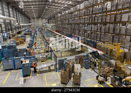 Photo datée du 14 novembre montre le centre de distribution Amazon de Peterborough, Cambs, alors qu'il se prépare pour le Black Friday. Le personnel travaille 24 heures sur 24 Banque D'Images