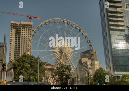 Atlanta, Géorgie-25 septembre 2021 : vue panoramique sur les gratte-ciel et les gratte-ciel du centre-ville d'Atlanta depuis le parc olympique Centennial par une belle journée de septembre Banque D'Images