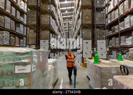 Photo datée du 14 novembre montre le centre de distribution Amazon de Peterborough, Cambs, alors qu'il se prépare pour le Black Friday. Le personnel travaille 24 heures sur 24 Banque D'Images