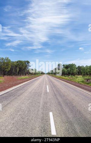 La Stuart Highway au nord d'Alice Springs, territoire du Nord, Australie. Banque D'Images