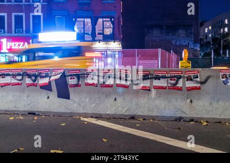 Des tracts kidnappés vandalisés sont affichés sur des barricades de maillots dans le quartier de Chelsea à New York le vendredi 10 novembre 2023. Les dépliants sont une initiative créée par des artistes israéliens basés à New York pour sensibiliser la population aux disparus après l'attaque du Hamas contre Israël la semaine dernière. (© Richard B. Levine) Banque D'Images