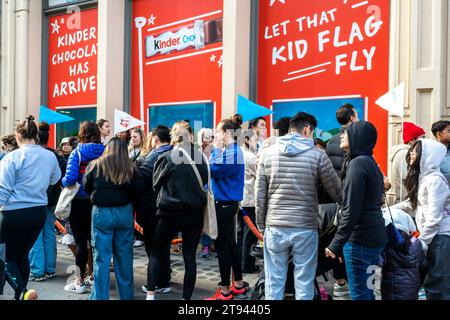 Les gens font la queue pour une activation de la marque Kinder Chocolate dans le quartier de Soho à New York le samedi 11 novembre 2023. (© Richard B. Levine) Banque D'Images