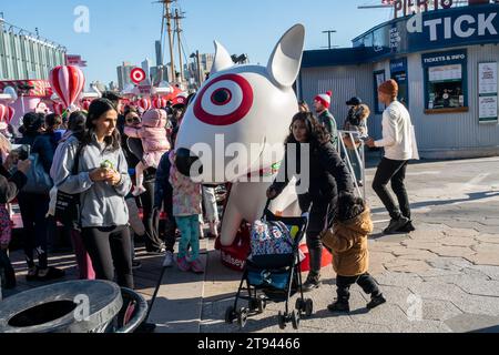 Le dimanche 19 novembre 2023, des milliers de personnes se sont présentées à l'événement « Wonderland » de Target au South Street Seaport à New York. L’activation expérientielle de la marque a attiré tellement de gens que l’attente pour entrer s’est étirée à deux heures. (© Richard B. Levine) Banque D'Images