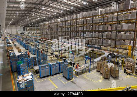 Photo datée du 14 novembre montre le centre de distribution Amazon de Peterborough, Cambs, alors qu'il se prépare pour le Black Friday. Le personnel travaille 24 heures sur 24 Banque D'Images