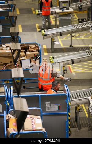 Photo datée du 14 novembre montre le centre de distribution Amazon de Peterborough, Cambs, alors qu'il se prépare pour le Black Friday. Le personnel travaille 24 heures sur 24 Banque D'Images