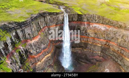 Vue aérienne de la cascade Hengifoss, de la cascade Epic Drone Shot Mountain. Banque D'Images