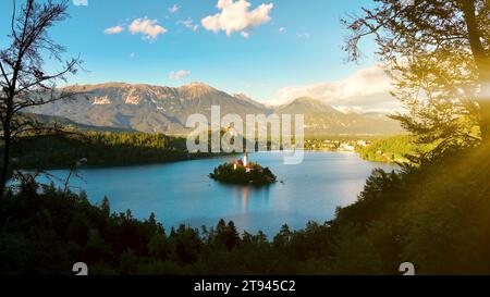 Lac Bled lors d'une belle journée d'automne avec des nuages. Lac Bled, Slovénie. Banque D'Images